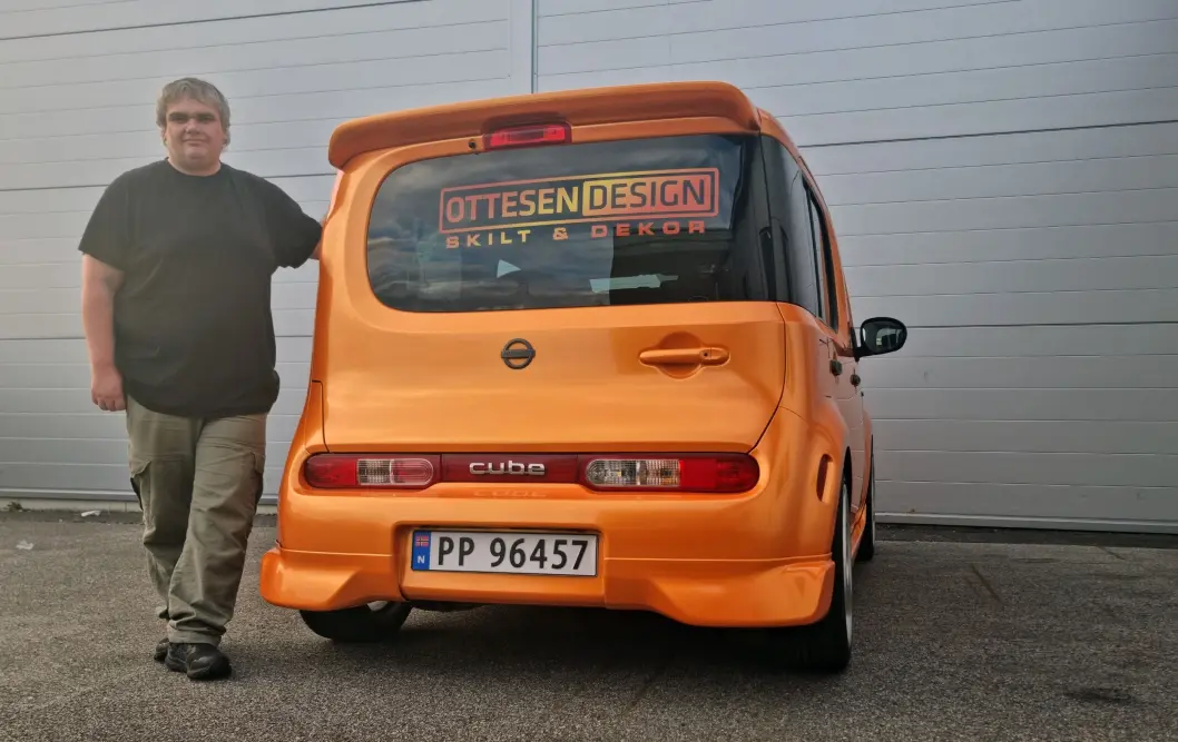 <span class="font-weight-bold" data-lab-font_weight_desktop="font-weight-bold">ORANGUTANG: </span>Haakon Ottesen utnytter det faktum at han ruller rundt i landets eneste Nissan Cube, mye for å få oppmerksomhet rundt firmaet Ottesen Design. <span class="font-weight-bold" data-lab-font_weight_desktop="font-weight-bold">ORANGUTANG: </span>Haakon Ottesen utnytter det faktum at han ruller rundt i landets eneste Nissan Cube, mye for å få oppmerksomhet rundt firmaet Ottesen Design.