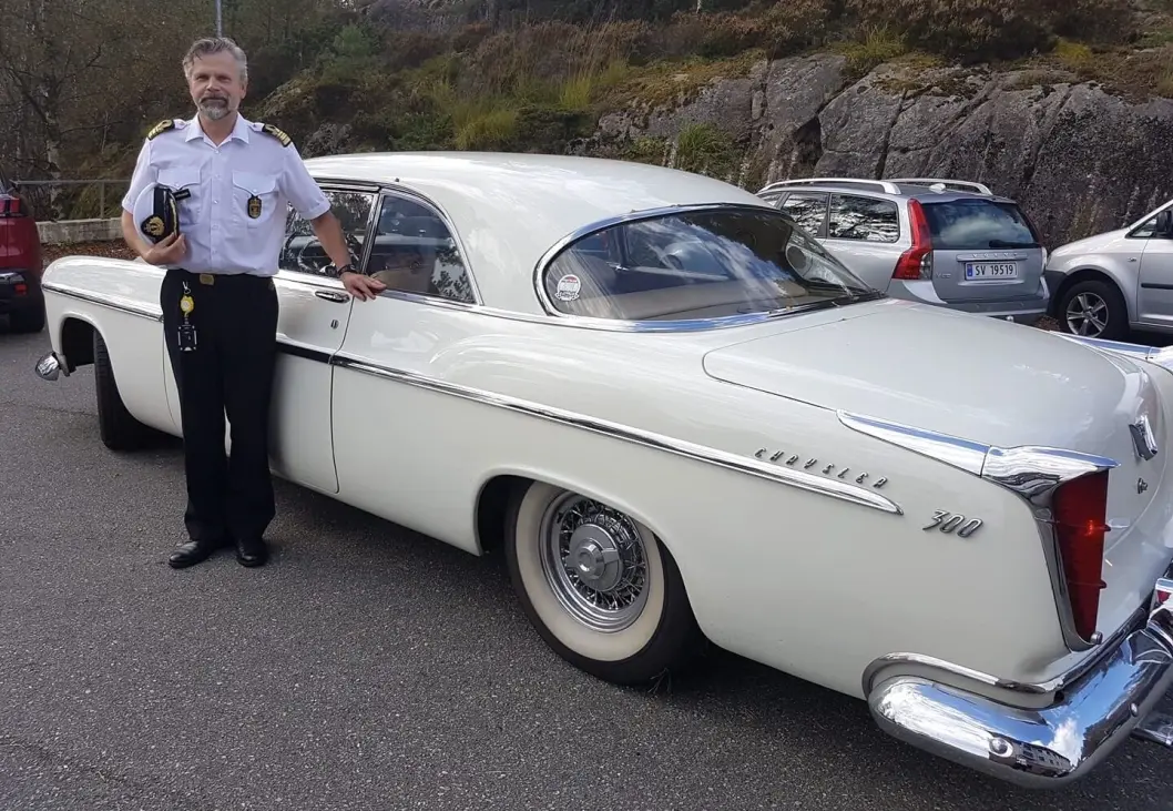 <span class="font-weight-bold" data-lab-font_weight_desktop="font-weight-bold">UNIFORMERT: </span>Hvit 1955 Chrysler som bruksbil matcher fargen på antrekket når man jobber i Marinen. Narve Nordanger kjøpte sin Chrysler som ung mann i 1985. <span class="font-weight-bold" data-lab-font_weight_desktop="font-weight-bold">UNIFORMERT: </span>Hvit 1955 Chrysler som bruksbil matcher fargen på antrekket når man jobber i Marinen. Narve Nordanger kjøpte sin Chrysler som ung mann i 1985.