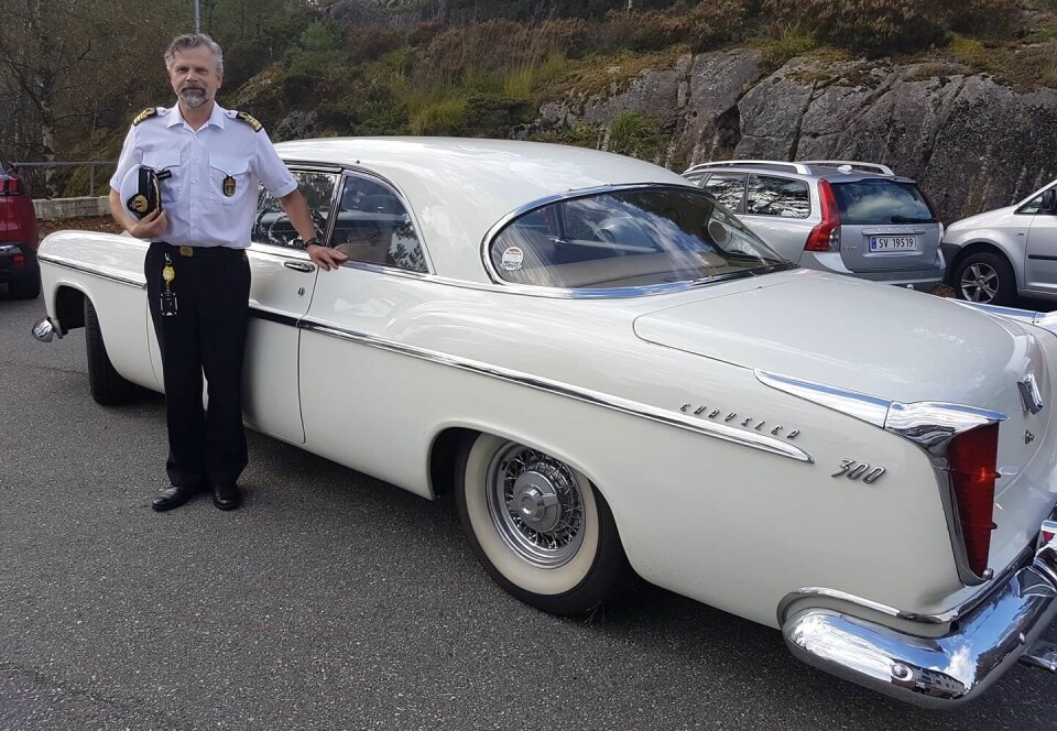 UNIFORMERT: Hvit 1955 Chrysler som bruksbil matcher fargen på antrekket når man jobber i Marinen. Narve Nordanger kjøpte sin Chrysler som ung mann i 1985.
