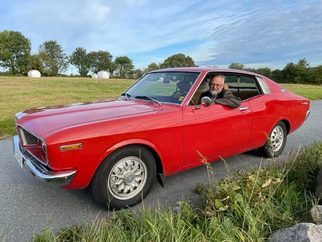 SJELDEN JAPANER: Ståle Oftedal er stolt eier av landets eneste Toyota Mark II Coupé. Underveis i reportasjen tikker en melding inn: En annen mann har noe som kanskje, muligens ligner, men Oftedals japaner er fortsatt like sjelden som hønsetenner. SJELDEN JAPANER: Ståle Oftedal er stolt eier av landets eneste Toyota Mark II Coupé. Underveis i reportasjen tikker en melding inn: En annen mann har noe som kanskje, muligens ligner, men Oftedals japaner er fortsatt like sjelden som hønsetenner.