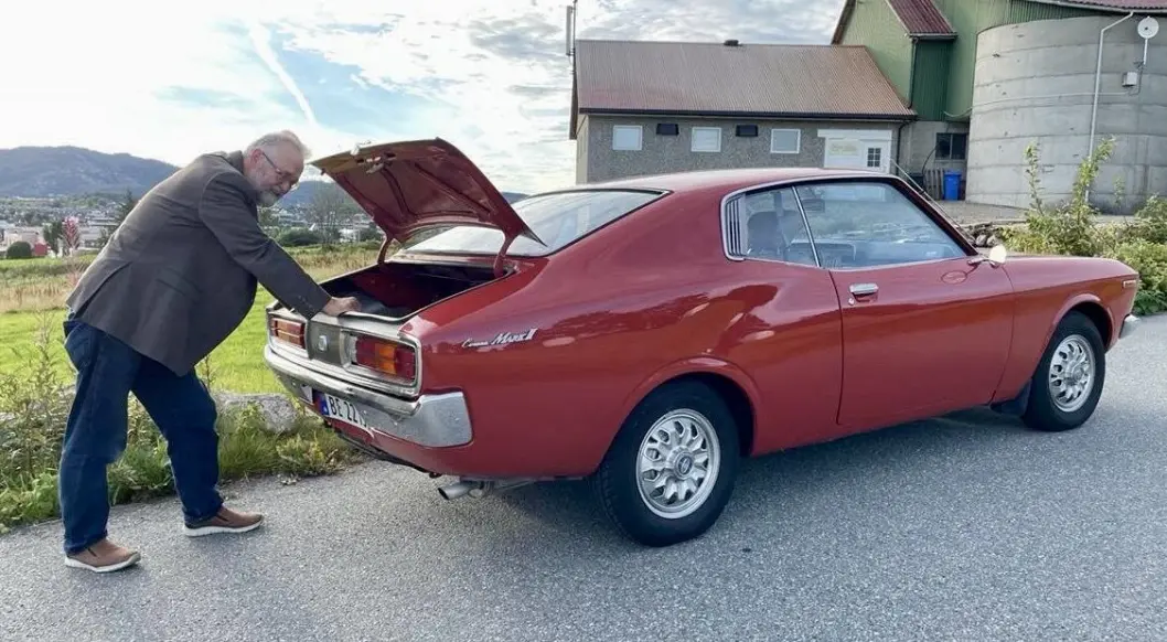 <span class="font-weight-bold" data-lab-font_weight_desktop="font-weight-bold">SJELDEN JAPANER:</span> Ståle Oftedal vokter sin ur-sjeldne Toyota Mark II Coupé, som andre knuger et smykke. <span class="font-weight-bold" data-lab-font_weight_desktop="font-weight-bold">SJELDEN JAPANER:</span> Ståle Oftedal vokter sin ur-sjeldne Toyota Mark II Coupé, som andre knuger et smykke.