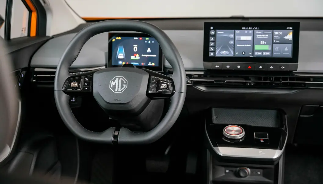 <span class=" font-weight-bold" data-lab-font_weight_desktop="font-weight-bold">TRENDY: </span>Det åpne instrumentbordet med de to skjermene er tydelig inspirert av VW ID.3, som defineres som en opplagt konkurrent. <span class=" font-weight-bold" data-lab-font_weight_desktop="font-weight-bold">TRENDY: </span>Det åpne instrumentbordet med de to skjermene er tydelig inspirert av VW ID.3, som defineres som en opplagt konkurrent.