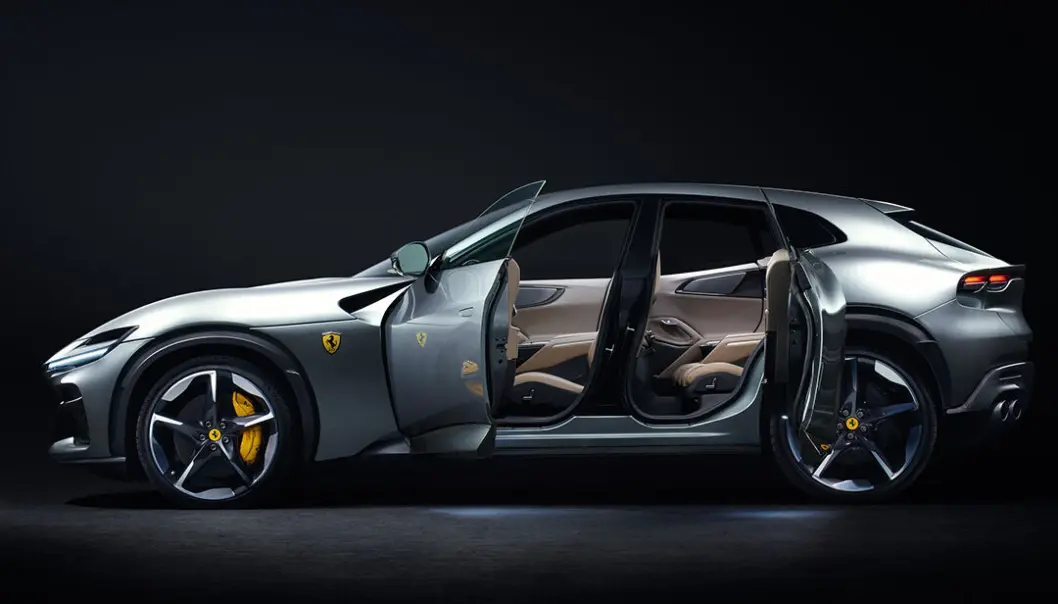 <span class=" font-weight-bold" data-lab-font_weight_desktop="font-weight-bold">«SELVMORDSDØRER»: </span>Her ser vi snev av praktiske egenskaper i en Ferrari. Normalt må man åle seg ned i bilen, men her er det raust med døråpning, siden bakdørene svinger motsatt av fordørene. <span class=" font-weight-bold" data-lab-font_weight_desktop="font-weight-bold">«SELVMORDSDØRER»: </span>Her ser vi snev av praktiske egenskaper i en Ferrari. Normalt må man åle seg ned i bilen, men her er det raust med døråpning, siden bakdørene svinger motsatt av fordørene.