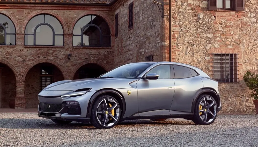 FIREDØRS: Ferrari Purosangue kommer med fire dører – som første Ferrari – og tolv sylindre. FIREDØRS: Ferrari Purosangue kommer med fire dører – som første Ferrari – og tolv sylindre.