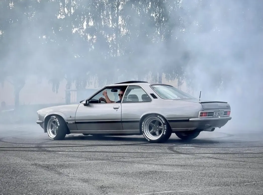 <span class="font-weight-bold" data-lab-font_weight_desktop="font-weight-bold">LOKAL TÅKE: </span>Anders Engesvoll kjører Opel Commodore Coupé med krefter som en vill trykkoker. <span class="font-weight-bold" data-lab-font_weight_desktop="font-weight-bold">LOKAL TÅKE: </span>Anders Engesvoll kjører Opel Commodore Coupé med krefter som en vill trykkoker.