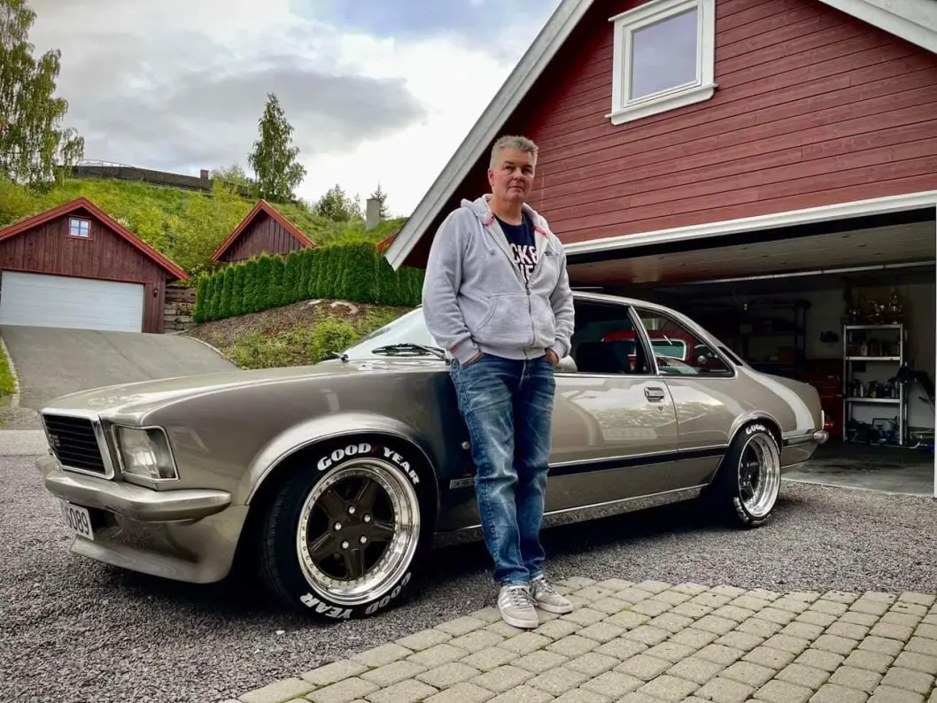 <span class="font-weight-bold" data-lab-font_weight_desktop="font-weight-bold">OPEL: </span>Anders Engesvoll i Hadeland synes Opel Commodore Coupé fra 1976 er så vilt vakker at den tåler en ombygging – med lengre og bredere proporsjoner. <span class="font-weight-bold" data-lab-font_weight_desktop="font-weight-bold">OPEL: </span>Anders Engesvoll i Hadeland synes Opel Commodore Coupé fra 1976 er så vilt vakker at den tåler en ombygging – med lengre og bredere proporsjoner.