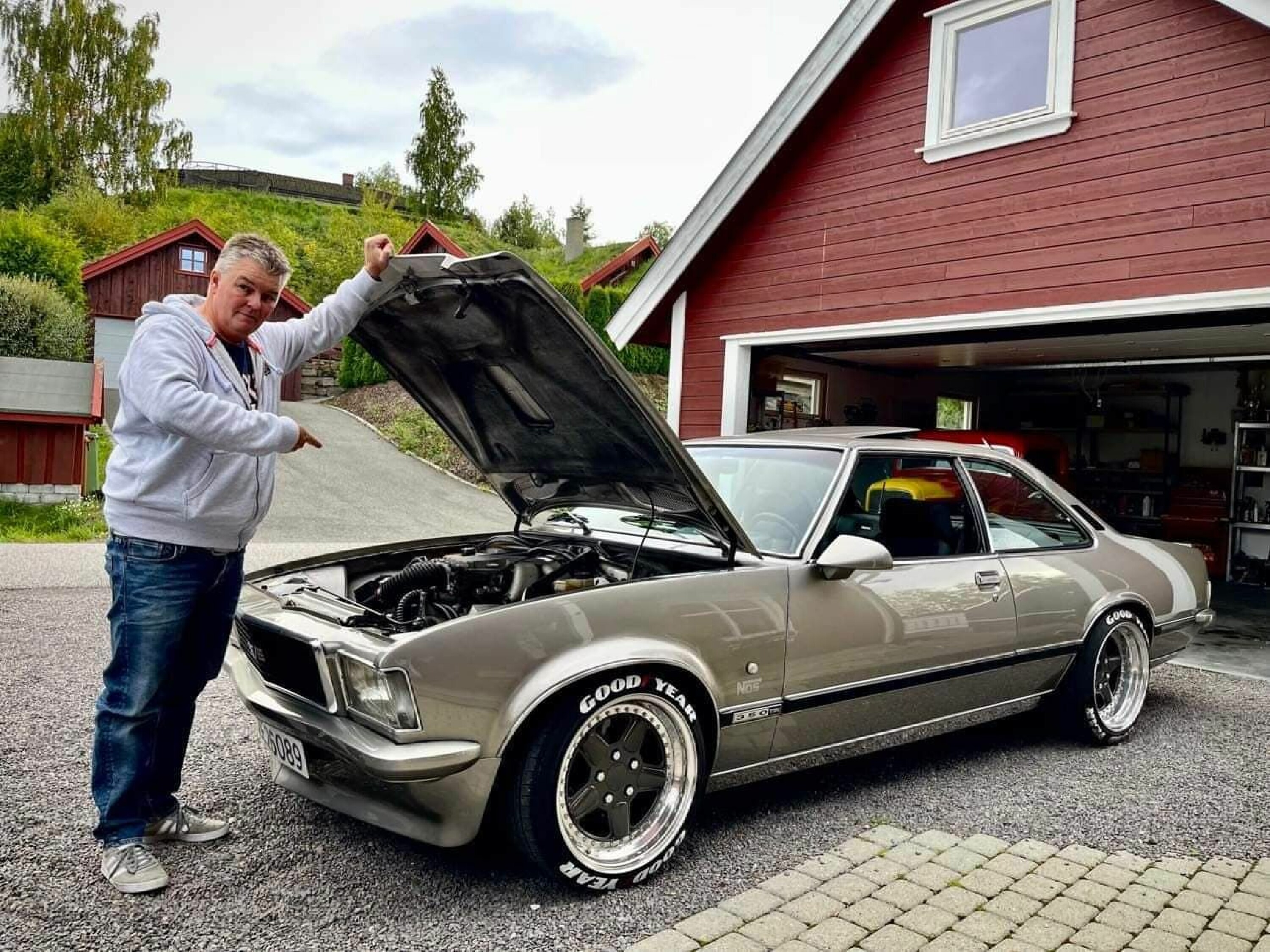 ÅPEN DAG: Anders Engesvoll rir et rasende råskinn av en rikt ombygd Opel Commodore Coupé.