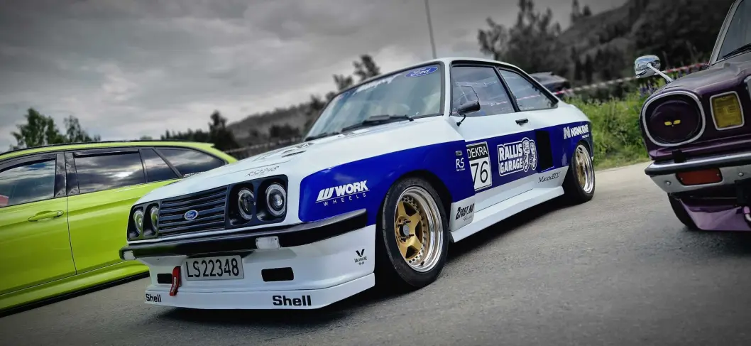 <span class="font-weight-bold" data-lab-font_weight_desktop="font-weight-bold">MONSTERMASKIN: </span>Ford-fantast Thomas Tøndevold Jønland skjøtter en Escort som muligens er mer fyrrig enn fisefine luksus-sportsbiler. <span class="font-weight-bold" data-lab-font_weight_desktop="font-weight-bold">MONSTERMASKIN: </span>Ford-fantast Thomas Tøndevold Jønland skjøtter en Escort som muligens er mer fyrrig enn fisefine luksus-sportsbiler.