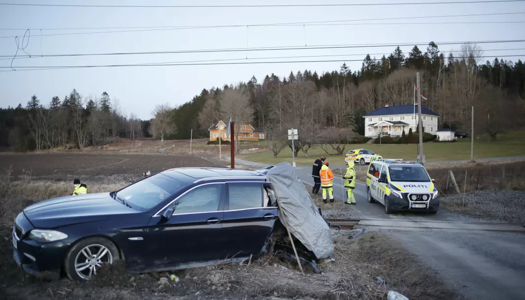 HER GIKK DET GALT: En bil ble truffet av tog i Skjeberg i januar i år. To menn i bilen ble kjørt til legevakten.