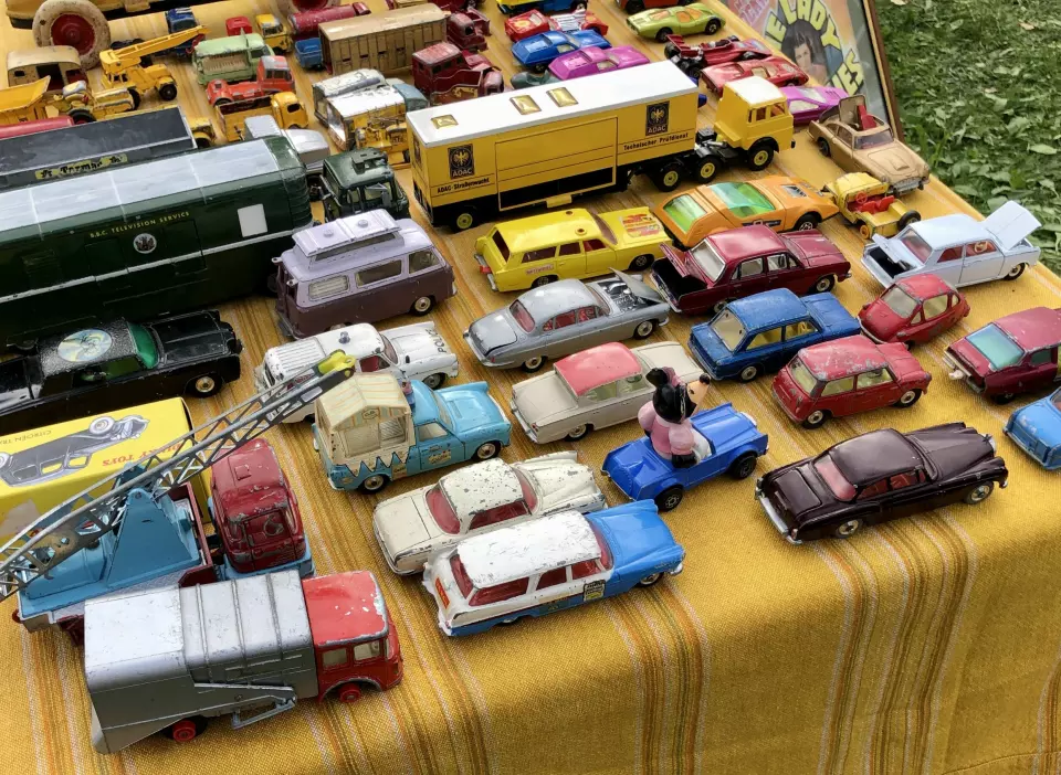 GODTEBUTIKK: Den som besøker Ekebergmarkedet, kan velge mellom tusenvis av sjarmerende bilmodeller – for småpenger.
