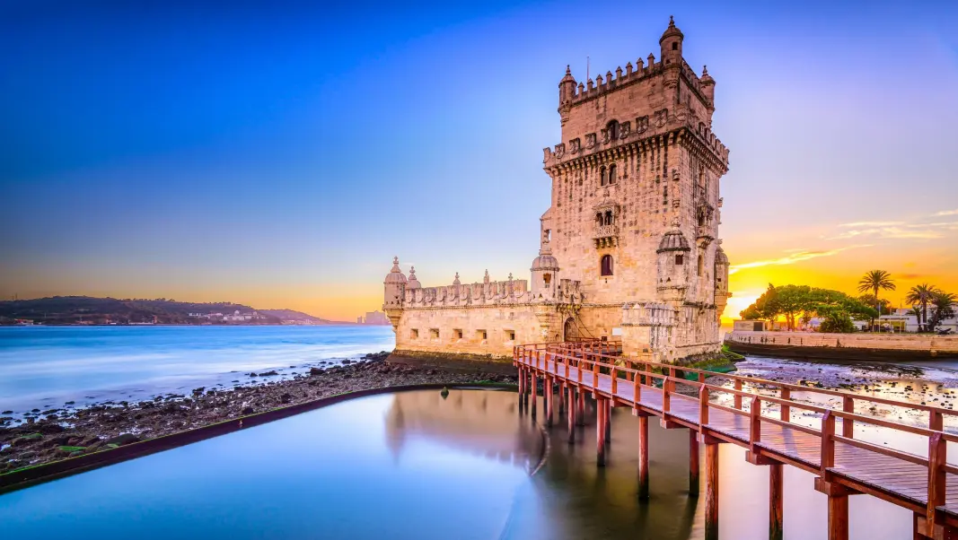 <span class="font-weight-bold" data-lab-font_weight_desktop="font-weight-bold">LISBOA:</span> En trikk ved havnen, yrende folkeliv og Belémtårnet. <span class="font-weight-bold" data-lab-font_weight_desktop="font-weight-bold">LISBOA:</span> En trikk ved havnen, yrende folkeliv og Belémtårnet.