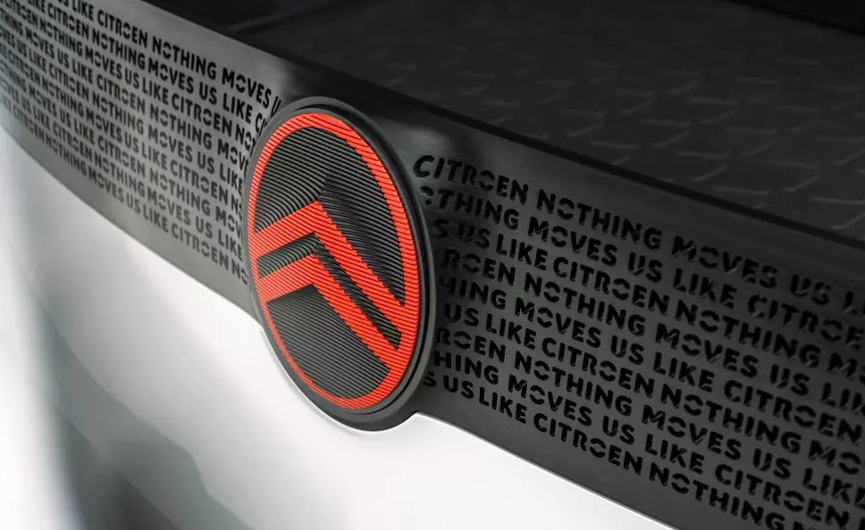 KLASSISK I NY DRAKT: Slik blir den nye Citroën-logoen. De observante vil også få med seg det nye slagordet.