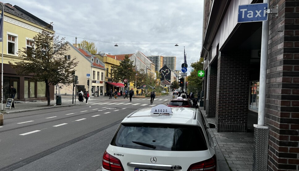 IKKE LOV: Drosjen sto parkert på drosjeholdeplass på Grønland i Oslo.