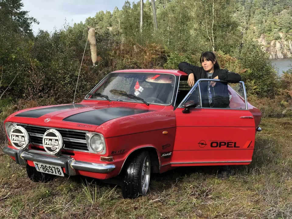 MARKERER REVIR: Hilde Mælen Melhus på Vigeland i Lindesnes lar ingen være i tvil om at hun er stor fan av Opels langstrakte linjeføring fra noen tiår tilbake.