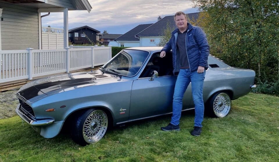 HAGEPYNT: Opel-salgssjef Kai Roger Ugland i Østfold tenker at plenen tåler en og annen Manta, spesielt når eksemplaret er så velstelt.
