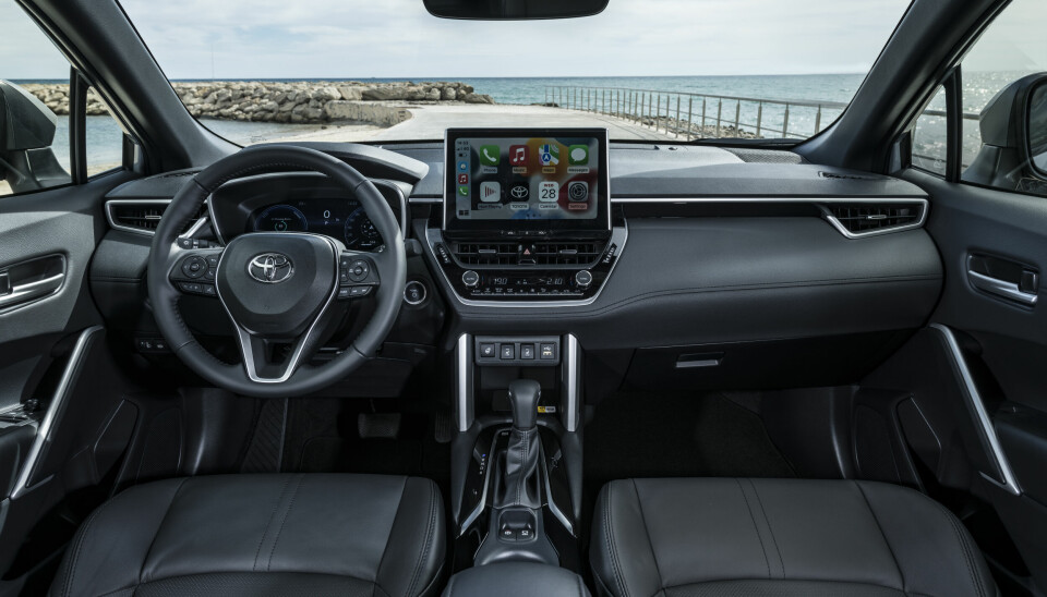 OPPGRADERT: Instrumentpanelet er designmessig slik vi kjenner det fra de siste årsmodellene av Toyota, men skjermene er blitt mer moderne.