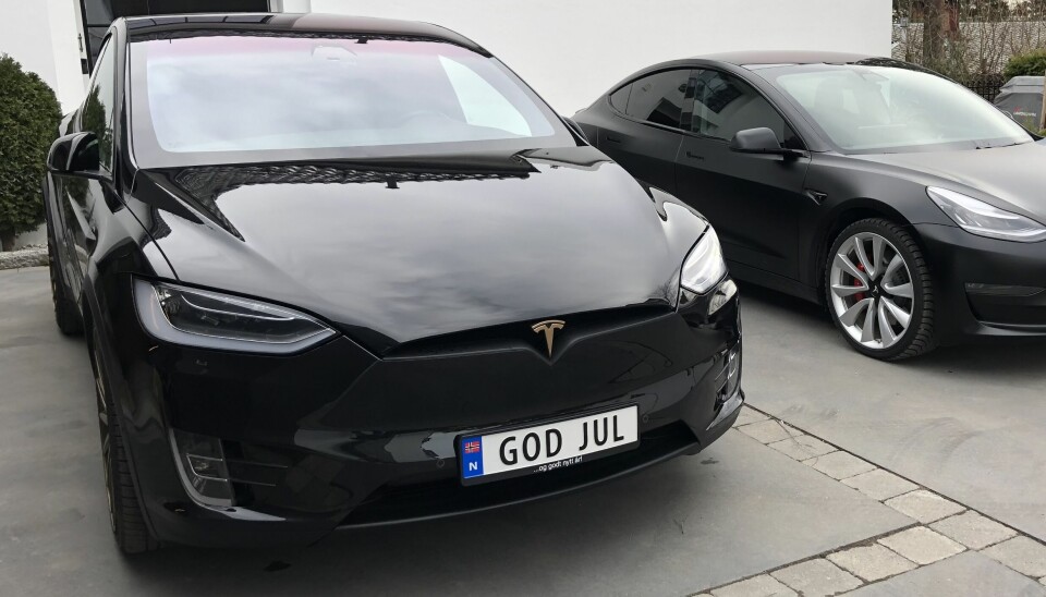 PERSONLIG BILSKILT: En liten hilsen på en Tesla.