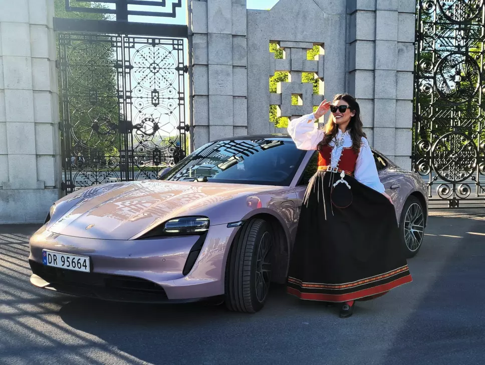 FINSTAS: Monica kler seg i lyserosa Porsche Taycan for å komme i godt humør.