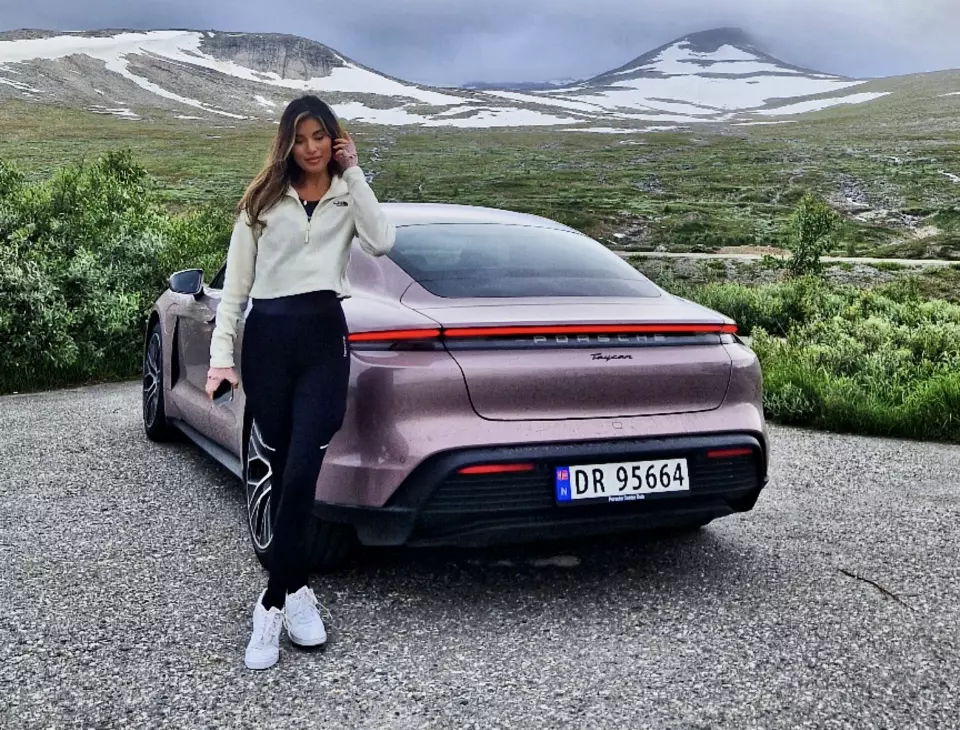 FJELLREVEN: Bilentusiast Monica Tang ønsket en Porsche Taycan i en farge som ikke forsvinner for mye i landskapet.
