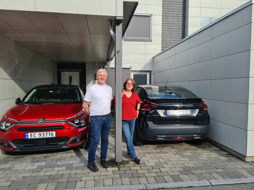 TO MÅ MAN VÆRE: Samboerne Jan Sverre Tronsmoen og Elisabeth Ringvold tolket begrepet «bildeling» ved å kjøpe hver sin Citroën ë-C4.