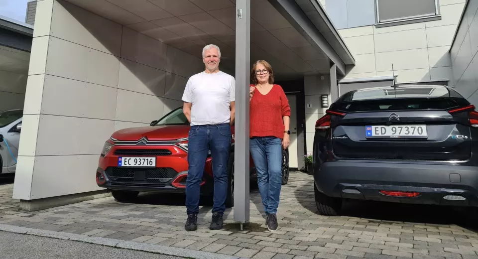 DOBBELGARASJE: Paret Jan Sverre Tronsmoen og Elisabeth Ringvold setter sjarm foran alt når det gjelder bilvalg, og unner hverandre hver sin Citroën ë-C4.