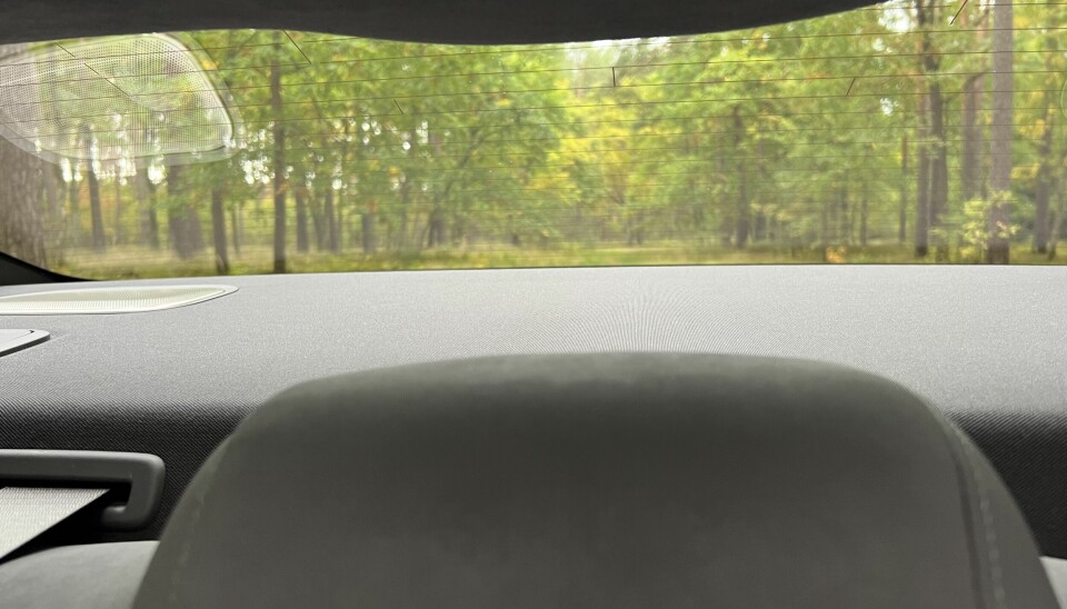SMALT: Hattehyllen skråner opp mot bakvinduet. Det gir smalt utsyn i bakspeilet, og lysene på den nærmeste bilen bak, forsvinner.
