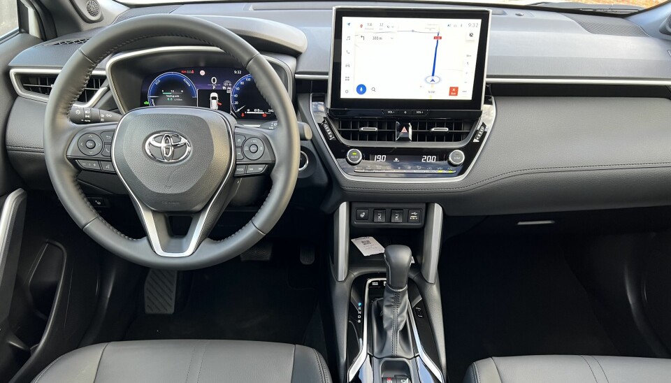 BRUKSPREG: Vante Toyota-eiere kjenner igen det meste i Corolla Cross. Foran girspaken finne vi to vippebrytere til setevarmen og en trykknapp til rattvarmen, som alle kan betjenes med vottene på!
