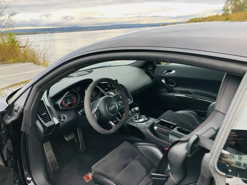 PÅ INNSIDEN: Selv om tyske R8 er en sportbil som deler arkitektur med Lamborghini, er interiøret typisk Audi.