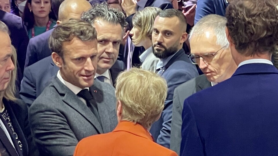 EN MESSE FOR BILEN: President Emmanuel Macron i passiar med Stellantis-sjef Carlos Tavares (med briller t.h.) og Peugeot-direktør Linda Jackson (med ryggen til).