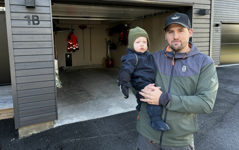 UTEN BIL: Hos Erik Dølmo og sønnen Theo er garasjen foreløpig tom etter at Erik endelig ble kvitt leasingbilen.