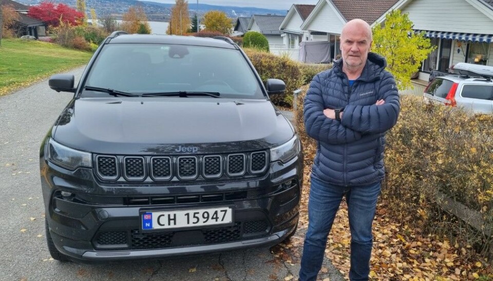VENTER PÅ SIN EGEN BIL: Lars E. Nilsen med sin Jeep Compass lånebil.