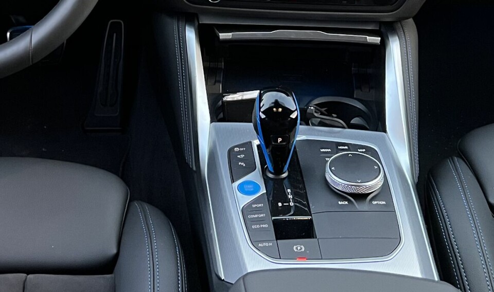 FØRSTEVALGET: Automatgir – her i en BMW i4 eDrive40.