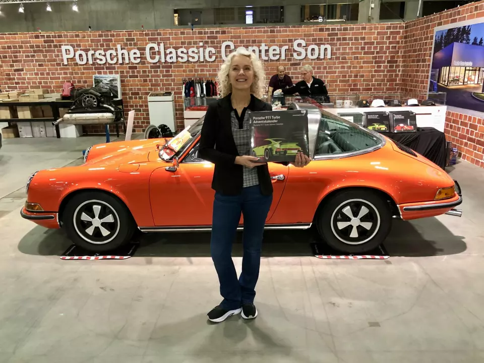 PORSCHE-DRONNING: May-Liss Syvertsen representerer Porsche Center Son på Oslo Motor Show – blant annet med julekalendre som byggesett.