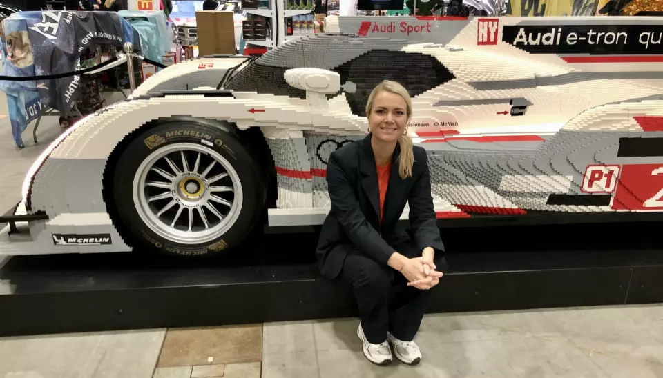 LEGOLYKKE: Mia Boesen jobber hos hovedkvarteret til Lego i Billund i Danmark og er på plass på Oslo Motor show med en 1:1 Audi R18 e-tron quattro, bygget av et utall Legoklosser.