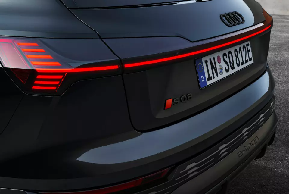 DISKRET ELEGANSE: Samme modell i mythos svart spiller på elegansen i klassiske Audi-linjer.
