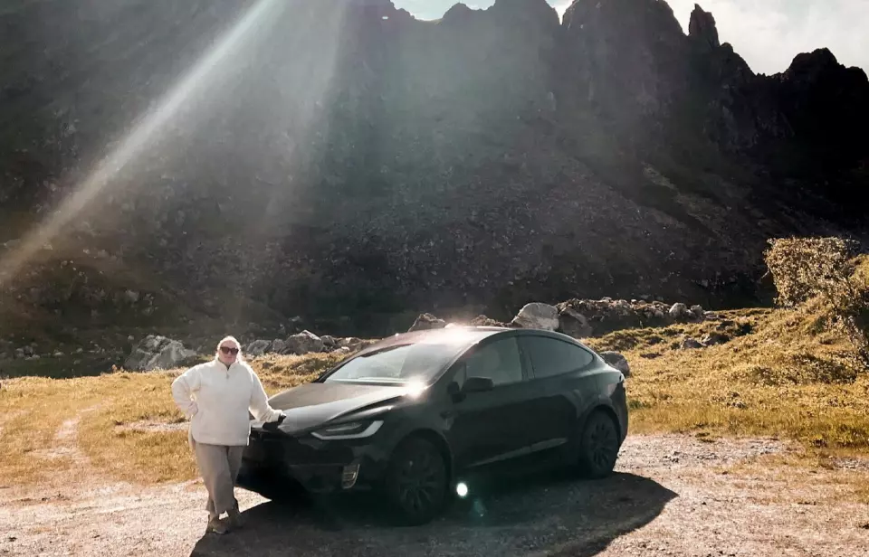 FJELLTUR: Kristine Broen ser Tesla Model X som den perfekte fritidsbil, også som romslig hotellsuite. Her er hun på uhøytidelig befaring i Lofoten.