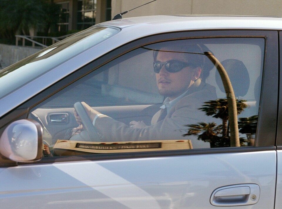 INSPIRASJONEN: Skuespilleren Leonardo DiCaprio kom til Oscar-utdelingen i en Toyota Prius, samme bil som han her kjører fra et hotell i Beverly Hills etter en konferanse han deltok på i februar 2003.