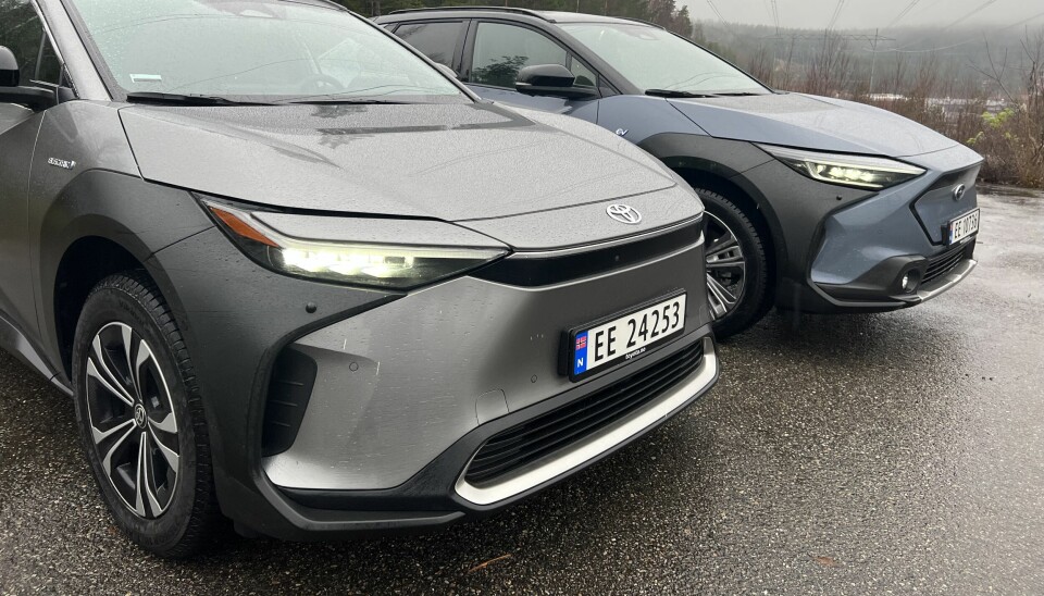 SKUFFER: Toyota bZ4X skuffer i svensk stortest. Her sammen med tvillingen Subaru Solterra