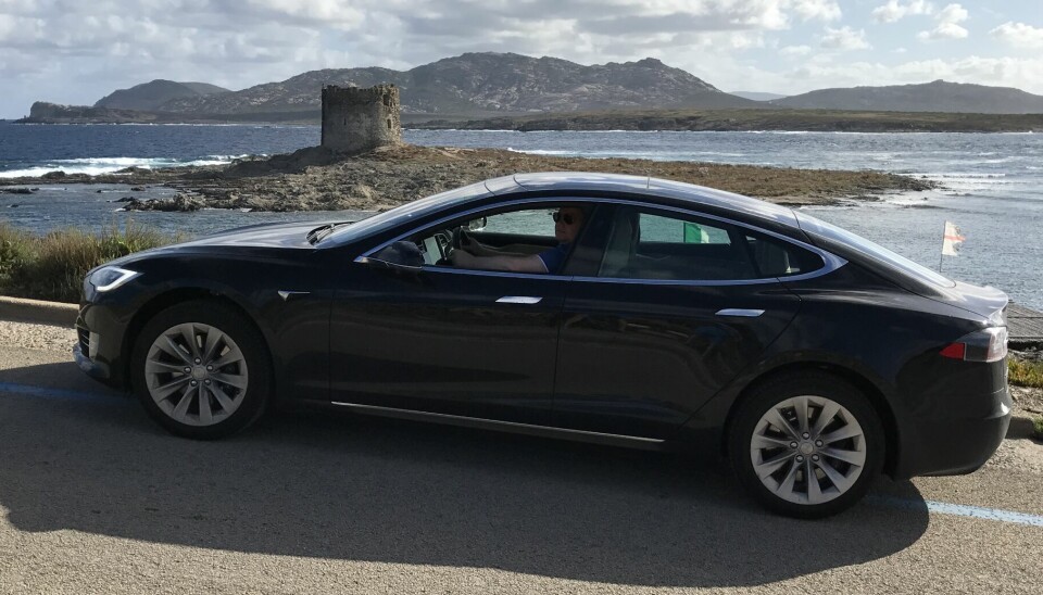 MILLIONBIL: Teslaen kostet 951.000 kroner ny. Nå skal Svein Halvard Nergård (inni bilen) få igjen 1,2 millioner kroner.