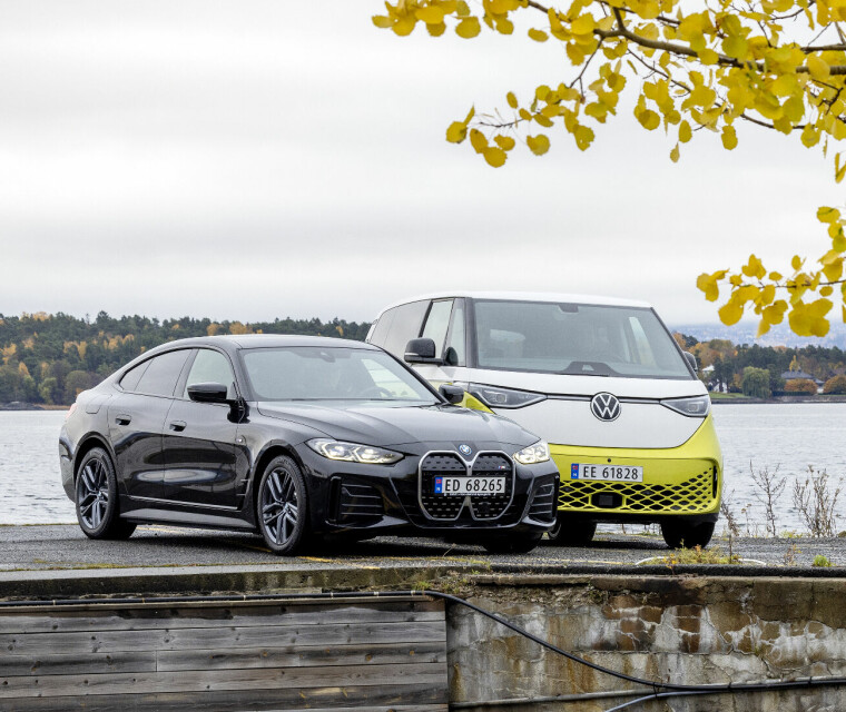 TO PÅ TOPP:
Romslige Volkswagen ID.Buzz (til høyre)
utfordrer elegante BMW i4 som det beste bilkjøpet akkurat nå.
Klassiske BMW-egenskaper avgjør valget for oss.