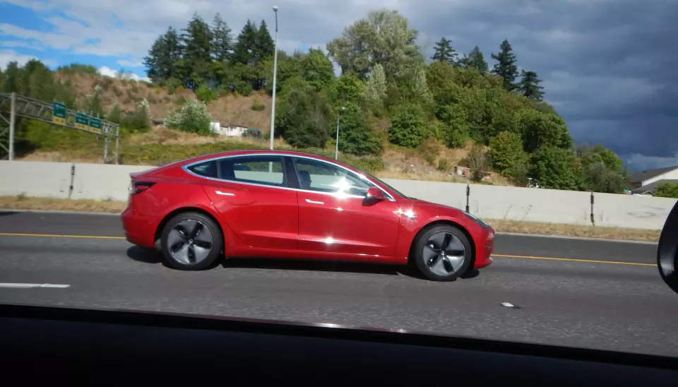 UNDER ETTERFORSKNING: En Tesla Model 3 på veien i USA.
