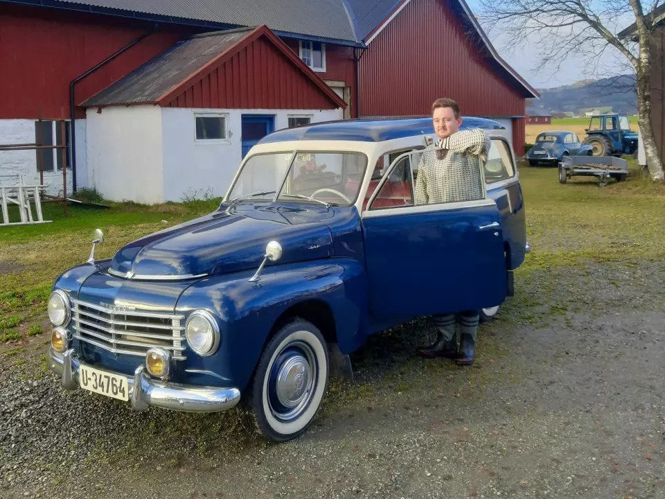 GÅRDSTRAKTOR: Ole Martin Schei har genseren som kler en av Norges mest velstrikkede, unnskyld: velholdte og eldste Volvo Duetter – som ennå ikke het Duett i starten av produksjonsperioden, som begynte allerede i 1953.
