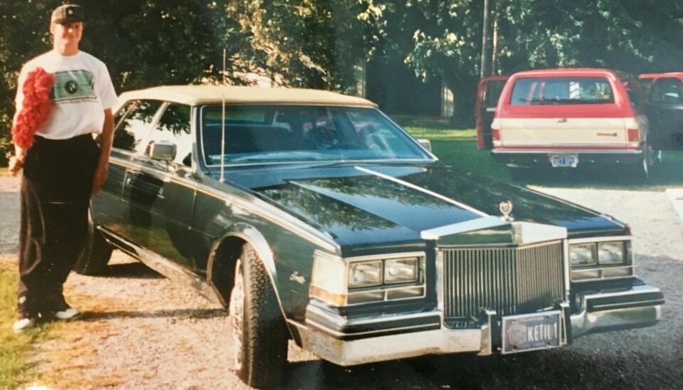UNGDOMSBILEN: Ketil Solvik-Olsen med sin første bil, en dyp grønn Cadillac Seville – fra tiden som ung mann i USA. Mye senere kjøpte han en annen Seville, som han nå har skjøttet i 11 år.