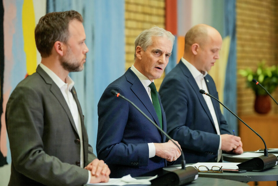 ENIGE: Statsminister Jonas Gahr Støre (Ap) flankert av Trygve Slagsvold Vedum (Sp) og Audun Lysbakken (SV) på pressekonferanse i vandrehallen på Stortinget om statsbudsjettet.