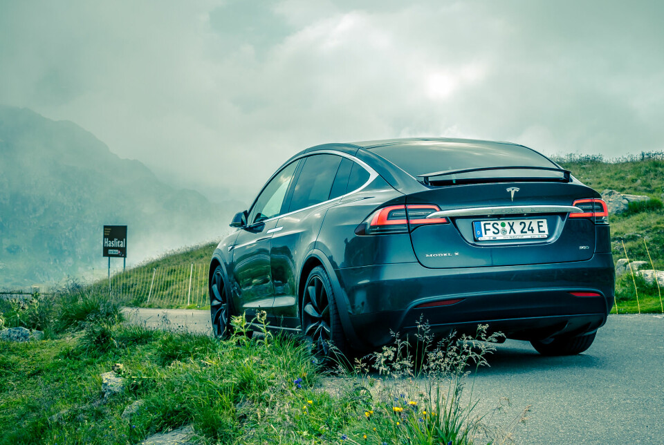 KAN BLI REGULERT: En tyskregistrert Tesla Model X, ifølge fotografen på «roadtrip», på vei over Grimselpasset i Sveits.