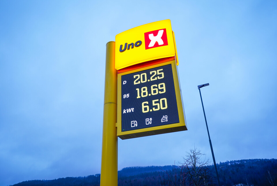 FØRST KOMPLETT: Det første prisskiltet i Norge hos Uno-X på på Gulskogen i Drammen med pris på strøm, bensin og diesel.