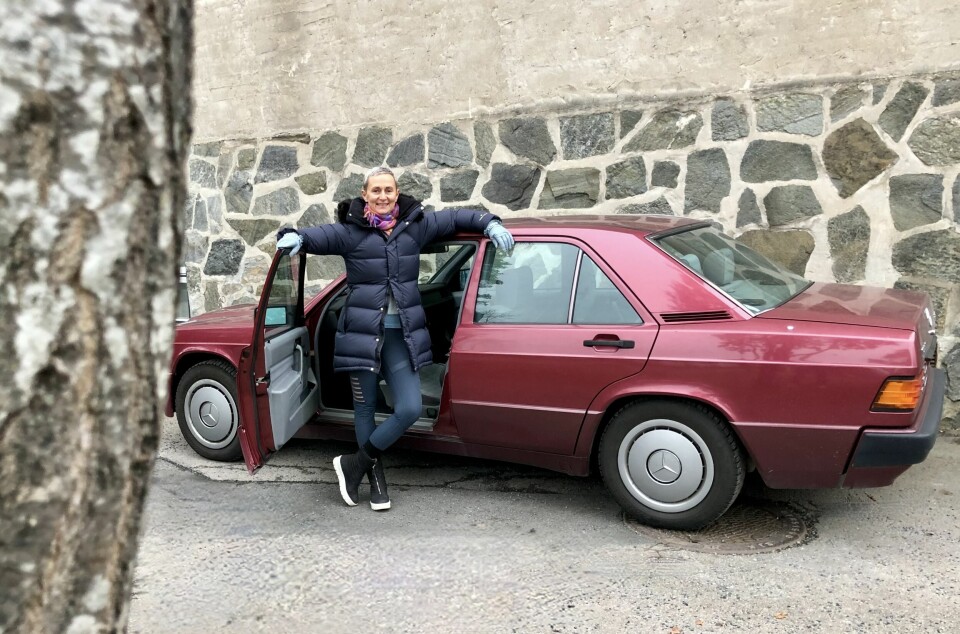 FAMILIESØLV: Gro Malones i Oslo overtok bilen til moren, som hadde lirket forsiktig rundt på bygdeveier i Romsdal fra 1992 til inntil for få år siden. Tross flytting til hovedstaden har bilen beholdt romsdalsdialekten.