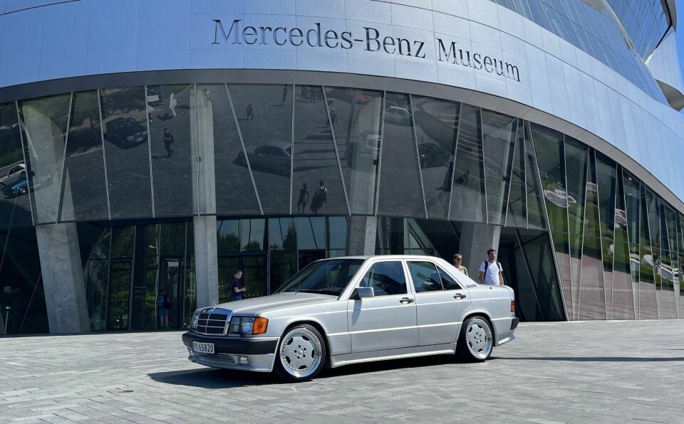 MUSEUMSPRYD: Arnt Stuestøl nøler ikke med å parkere sin ytterst sjeldne AMG 190E 3.2 fra 1991 utenfor Mercedes-museet i Stuttgart i Tyskland. Bilen er én av bare 125 produserte eksemplarer av arten.