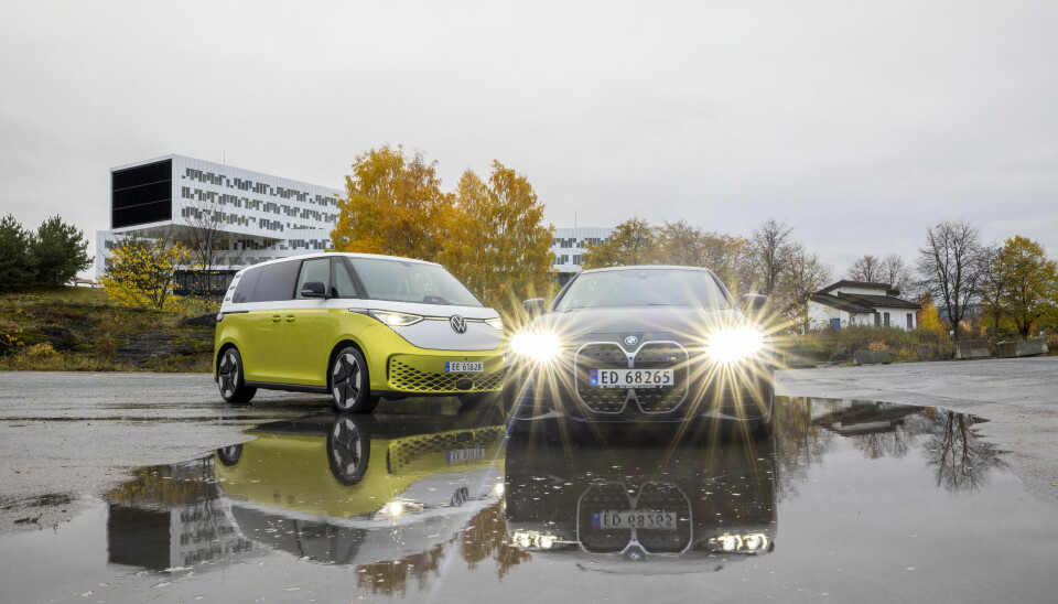 TETDUO: VW ID. BUZZ (t.v.) kjempet med BMW i4 e-drive om å bli årets beste bilkjøp i Motors kåring.