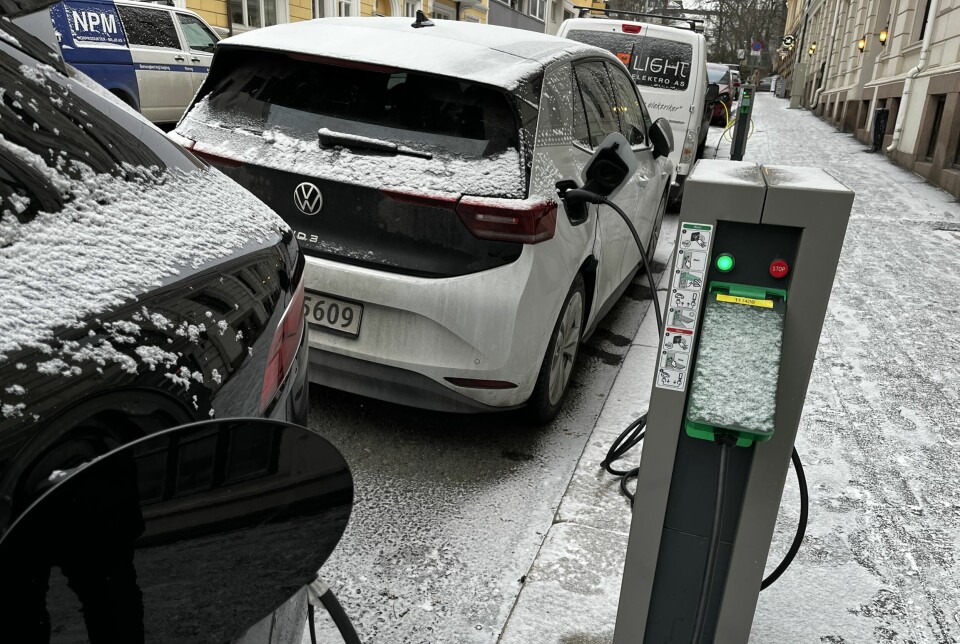 DYRT: Eierne av disse elbilene på Frogner i Oslo betaler nå svært mye for strømmen.